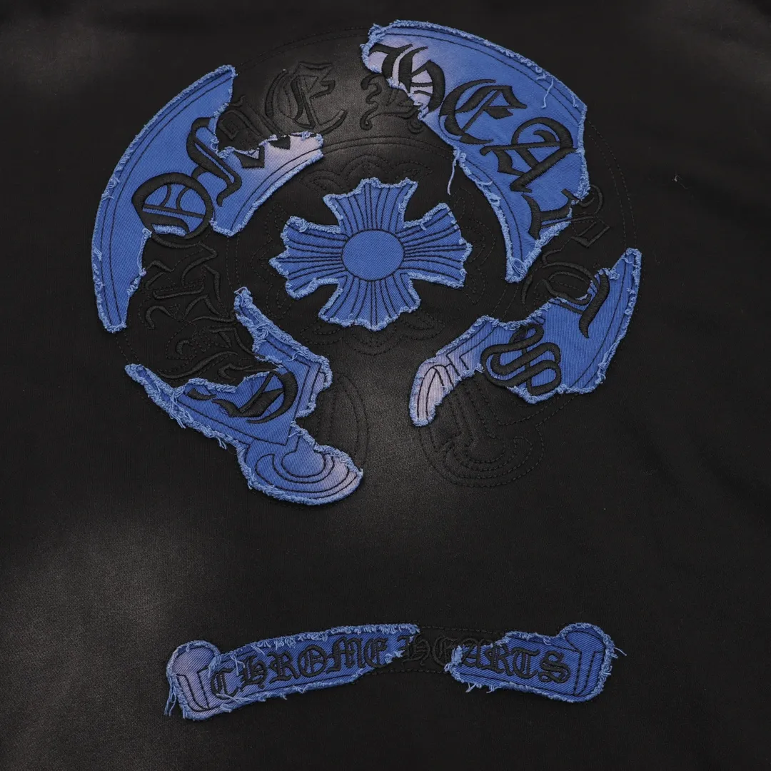 P580 Chrome Hearts/Chrome Hearts Heavy-duty washed horseshoe Sanskrit denim patch embroidered hooded sweatshirt. Made of double-strand double yarn 430g pure cotton sweatshirt fabric. The fabric is woven with double-strand twists. It is 40% stronger than single-strand yarn and forms a three-dimensional texture similar to the texture of tripe. It not only maintains the moisture absorption and breathability of pure cotton, but also achieves softness and non-collapse through double-strand thickening. Laser burning appliqué embroidery. Frayed process Micro-label patch on the chest Large logo horseshoe pattern on the back Heavy-duty laser burnt three-dimensional patch embroidery design Washed and frayed The overall garment presents a lazy style Whether it is daily outings or sports and fitness, you can show your trendy attitude and become the focus of the street Complete with three logos OS loose fit Color: washed black, washed white Size: S-XL
